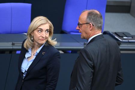 Ministerin Nina Warken hat das Sparziel für 2027 noch erhöht. (Archivbild)