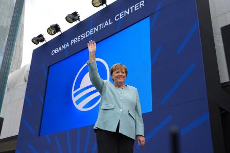 Ex-Bundeskanzlerin Merkel ist überraschend bei der Einweihung des Obama-Centers.