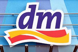 Der Drogeriemarkt dm ruft einen Esslernlöffel zurück. (Illustration) 