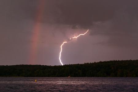 Bereits in der Nacht zum Freitag kann es schwere Gewitter geben (Symbolbild)