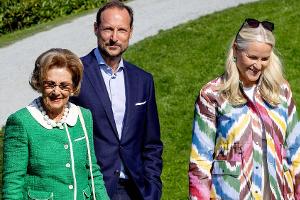 Königin Sonja eilt nach Lungentransplantation zu Mette-Marit