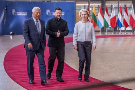 Nach dem Regierungswechsel in Ungarn sind sich wieder alle 27 EU-Staaten beim Thema Ukraine einig.