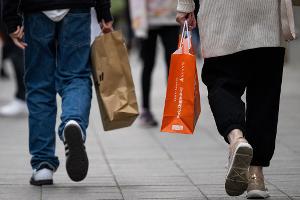 Viele Menschen in Deutschland sparen laut Umfrage bevorzugt bei Kleidung.