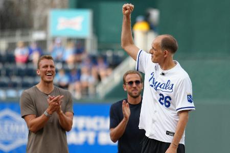 Große Ehre: Tuchel wirft First Pitch bei Baseball-Spiel
