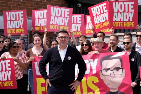 Andy Burnham hat die Nachwahl im Kreis Makerfield gewonnen. 