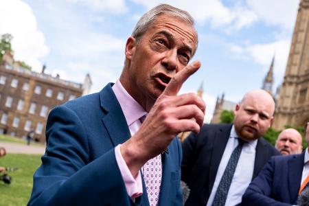 Nigel Farage kritisiert die Regierung seit Jahren - und will selbst Premier werden. (Archivbild)