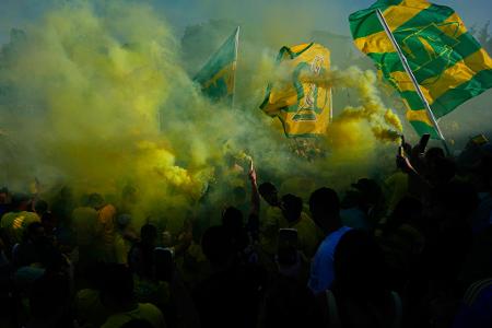 Brasilianische Fans jubeln und zünden Rauchbomben, als sie sich vor dem WM-Gruppenspiel ihrer Mannschaft gegen Haiti an den "Rocky Steps" in Philadelphia versammeln.