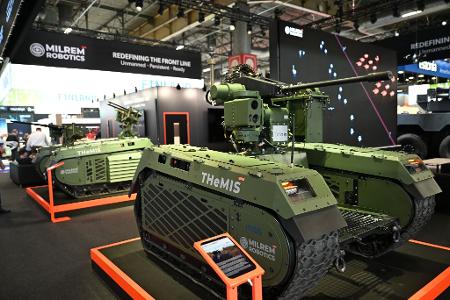 Messestand der estnischen Firma Milrem Robotics, die das unbemannte Fahrzeug Themis vorstellte.