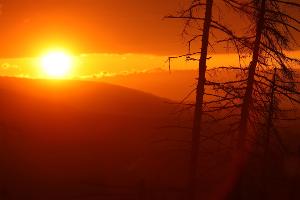 Je später der Abend, desto eindrucksvoller die Sonne. (Archivbild)