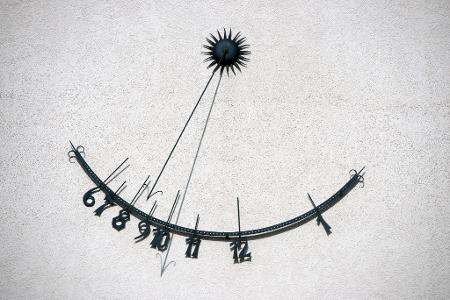 Sonnenuhr und Armbanduhr zeigen nicht exakt dieselbe Zeit. (Archivbild)