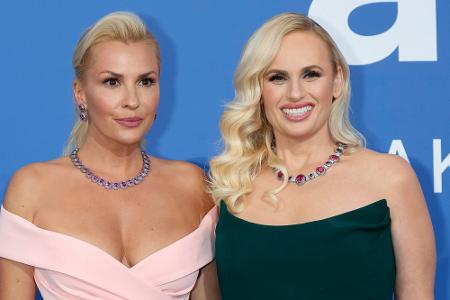 Ramona Agruma und Rebel Wilson