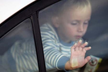 Kind im Auto