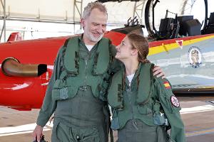 Nach dem gemeinsamen Trainingsflug nahmen sich Vater und Tochter in den Arm. Das spanische Königshaus teilt kaum etwas über das Privatleben der königlichen Familie mit. Aber solche Fotos sprechen für sich. 