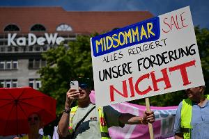 Handelsbeschäftigte streikten am Freitag in Berlin für höhere Löhne.