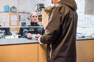 Symbolbild der Bundespolizei, Übergabe eines Ausweises