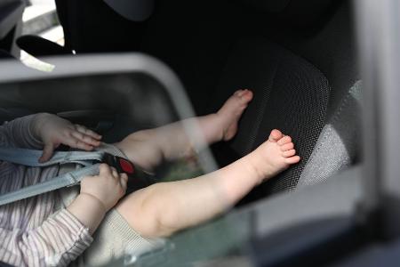Ein Säugling wurde in Hamminkeln aus einem überhitzten Auto gerettet. (Symbolbild) 