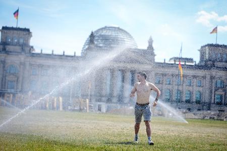 Coole Orte hat Deutschland viele, nicht nur unter dem Rasensprenger am Reichstag.