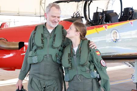 König Felipe voller Stolz: Militärflug mit Tochter Leonor