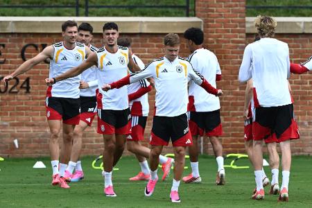 Leon Goretzka, Aleksandar Pavlovic und Joshua Kimmich beim Abschlusstraining vor dem WM-Gruppenspiel gegen die Elfenbeinküste.
