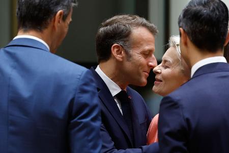 Macron steht an der Seite des Kanzlers.