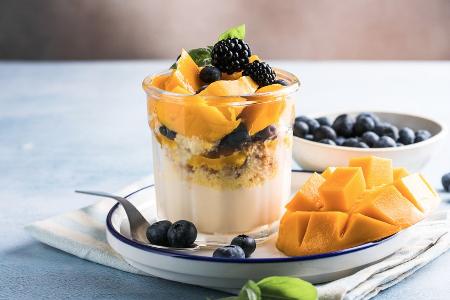 Beeren-Mango-Schichtdessert im Glas