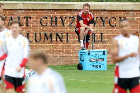Abtasten auf dem Rollfeld: DFB-Team nach Toronto abgeflogen