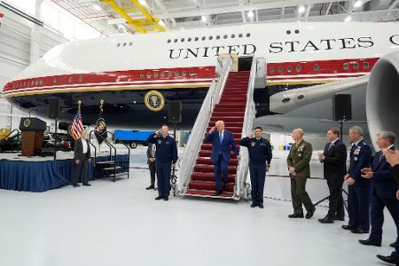 Trump salutiert auf der Gangway des geschenkten Flugzeugs.