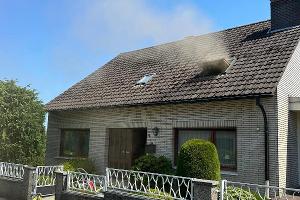 Zimmerbrand: Rauchentwicklung aus dem Dachgeschoss