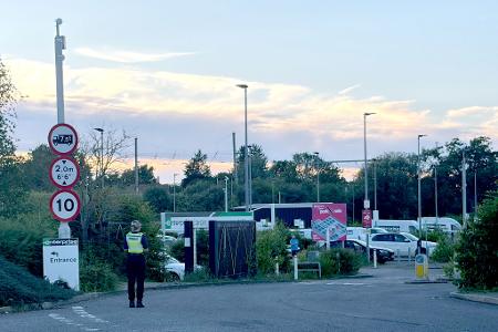 Eine Polizistin steht im Progress Park, wo Angehörige von Reisenden in Empfang genommen werden.