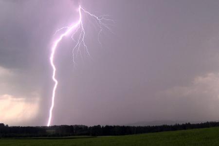 Nach einem Blitzeinschlag in Rastatt-Niederbühl kommen sechs Personen verletzt in ein Krankenhaus. (Symbolbild)