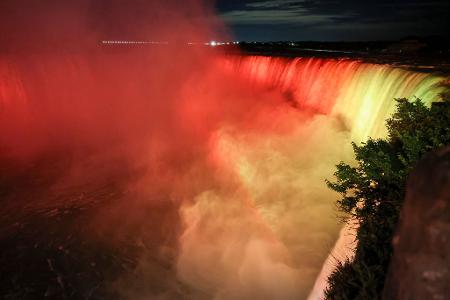Niagara-Fälle: Spektakel in Schwarz-Rot-Gold – Beleuchtete Wasserfälle vor Deutschland-Spiel gegen die Elfenbeinküste