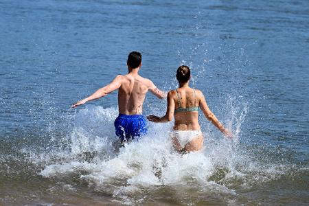Die schönen Seiten des Sommers: Badespaß.