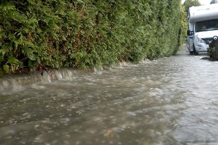 In mehreren Regionen Deutschland wurden bei Starkregen Straßen überflutet.