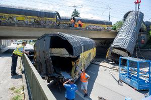 Einer der Waggons ist auf die Straße gestellt worden.