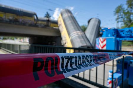 Zwei Waggons sind in München von einer Brücke gestürzt.