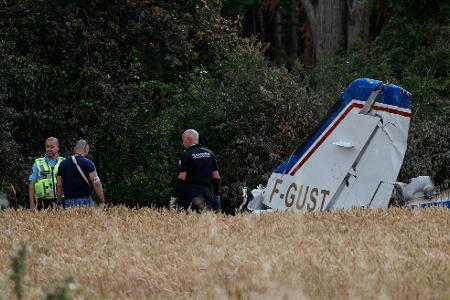 Forensiker untersuchen das Wrack einer Cessna 421 in der westfranzösischen Gemeinde La Baule.