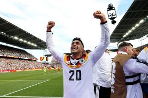 Die Familie jubelt mit: Amiri feiert perfektes WM-Debüt