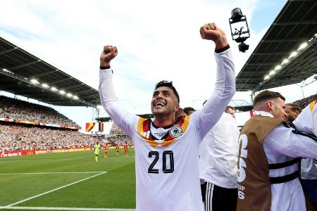 Die Familie jubelt mit: Amiri feiert perfektes WM-Debüt
