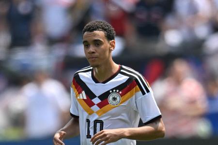 Jamal Musiala (bis 60.) - Note: 3,0 - Zog im Mittelfeld fast immer das Tempo an, wenn er etwas Platz bekam. Nahm sich gute Abschlüsse und strahlte insgesamt wieder mehr Selbstvertrauen im Dribbling aus. Verkrampfte nach der Pause allerdings zunehmend und wollte dann oft mit dem Kopf durch die Wand.