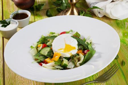 Salat mit pochiertem Ei