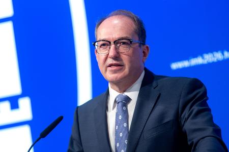Bundesinnenminister Alexander Dobrindt (CSU) will deutlich mehr Abschiebungen nach Afghanistan. (Archivbild)
