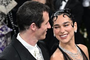 Dua Lipa: 480.000 Perlen auf ihrem Chanel-Brautkleid