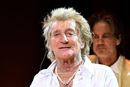 Kurz vor der Ohnmacht? Rod Stewart bei Konzert mit Sauerstoff versorgt