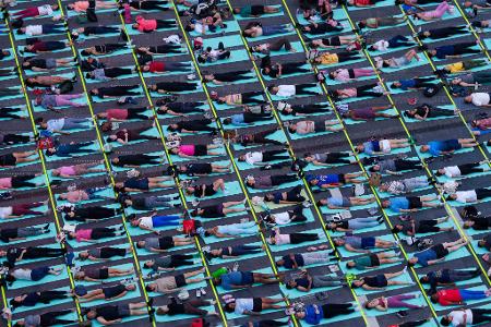 Hunderte Yogis nehmen an Yoga-Kursen im Herzen Manhattans teil.