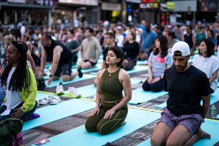 Dicht an dicht reihten sich Yoga-Begeisterte aneinander.