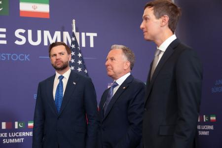Die US-Delegation führt Vizepräsident JD Vance (l) an.