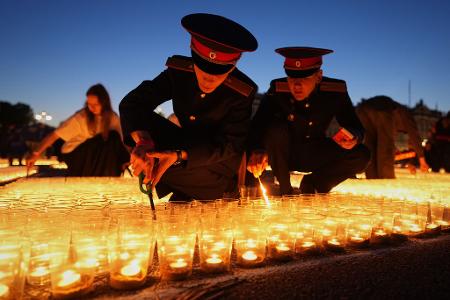 Kadetten zünden auf dem Palastplatz in St. Petersburg Kerzen an, um des 85. Jahrestags des Einmarsches Nazi-Deutschlands in die Sowjetunion während des Zweiten Weltkriegs zu gedenken.
