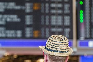 Am Frankfurter Flughafen drohen zum Ferienstart längere Wartezeiten.
