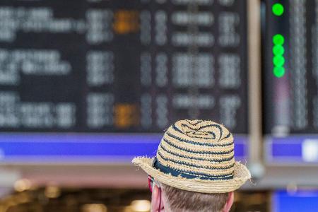 Am Frankfurter Flughafen drohen zum Ferienstart längere Wartezeiten.
