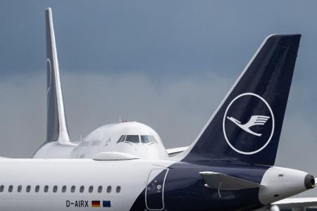 Am Frankfurter Flughafen müssen sich Reisende gedulden. 